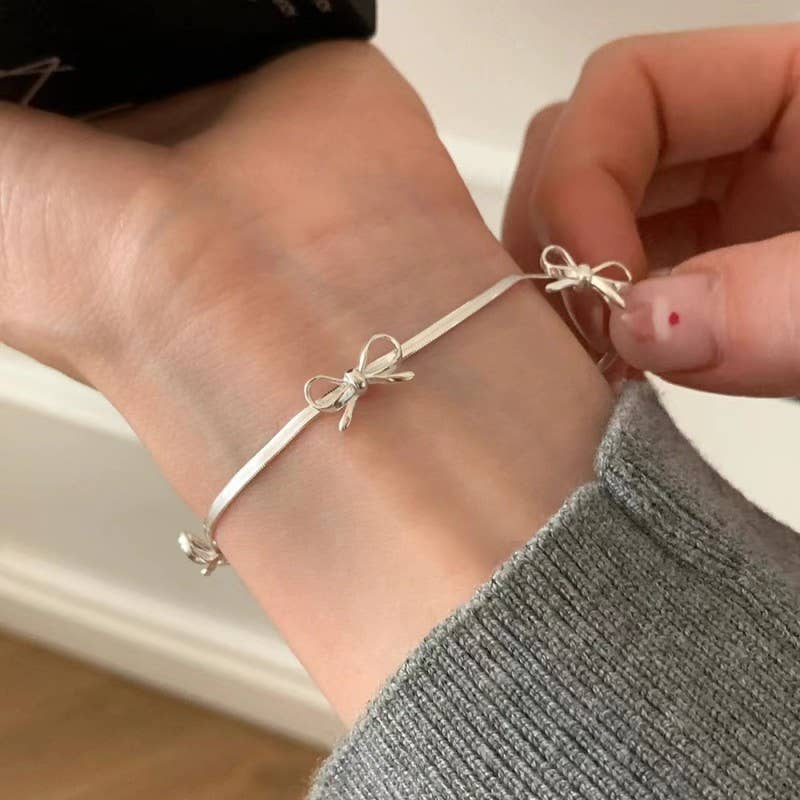 HERRINGBONE SNAKE CHAIN STATION BOW BRACELET | 40B5140